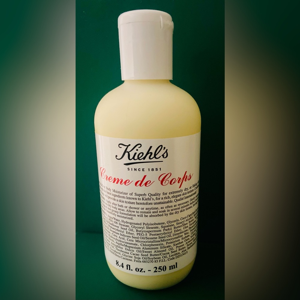 Kiehls crème de corps unisex hydrating body cream leave skin soft & moisturized.